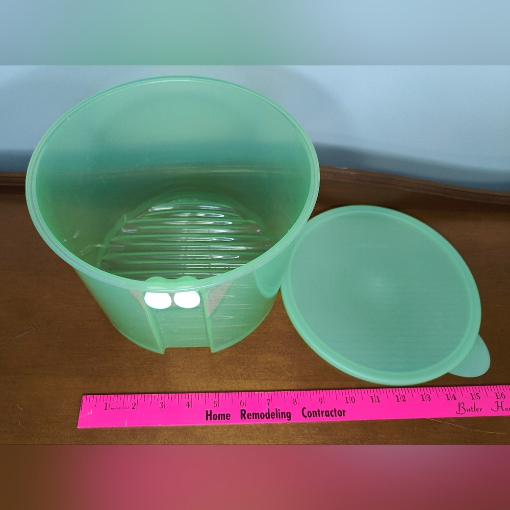 Tupperware Large Round Lettuce FridgeSmart Container - Picture 3 of 3